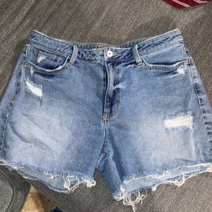 SIZE 15 ARIZONA WOMENS JEAN SHORTS